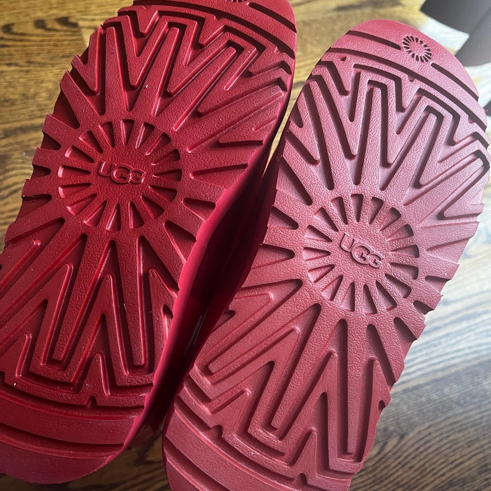 Ugg women size 8 - Picture 2 of 2